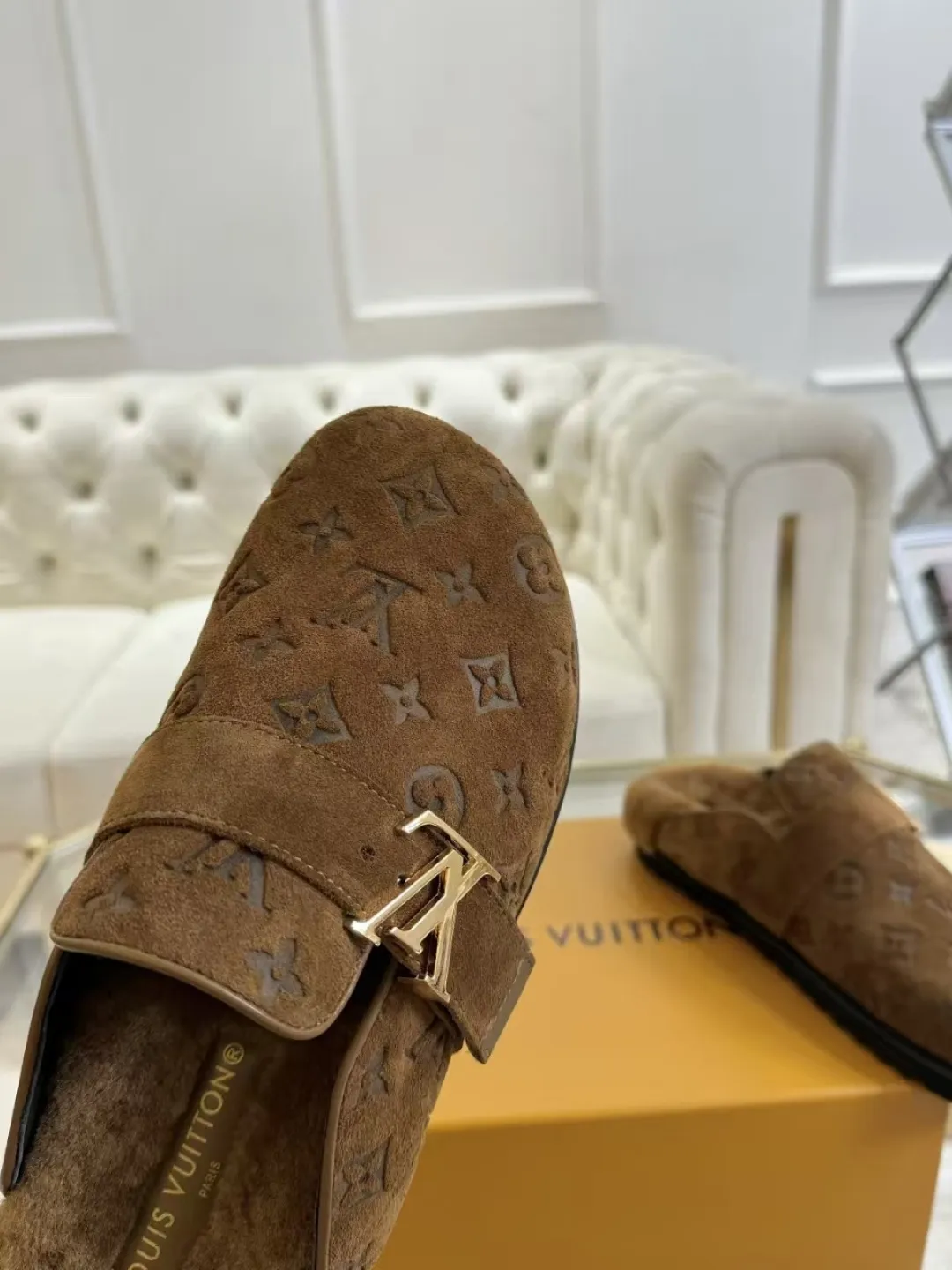 p600✨ LV Couple’s Wool Slippers｜Full of high-end feel, the soles of your feet are luxurious✨ We have achieved the ultimate restoration of the "higher version" of this pair of LV classic toe-toe slippers! 👫💫 🌟 The core advantages are clear at a glance: ✔️ Original jacquard + cowhide fabric, delicate texture, high-end at first glance; ✔️ 280% pure wool lining, wearing barefoot is like stepping on clouds ☁️, soft and skin-friendly and not sweaty; ✔️ Non-slip rubber bottom + three-dimensional toe design, super stable for walking, fashionable and practical!  👀 Must-have attention to detail: Belt buckle + classic LV presbyopic elements, revealing the aura of a big-name brand in a low-key manner ~ Whether it is a couple dating or a trip with besties, both of them are the focus when they go out👟💖 ✨ Easily match the wardrobe: jeans + sweaters, lazy and casual style ✔️ Coat + skirt, refined and elegant ✔️ One pair of shoes can handle a variety of styles, and the sense of luxury is never artificial ~ #LV slippers #couple outfit #High-End Customization #Quality Shoes Recommendation Fabric: Yangjing/classic jacquard fabric Lining: Imported wool lining Sole: Original rubber sole Size: Female 35-41 Male 38-46